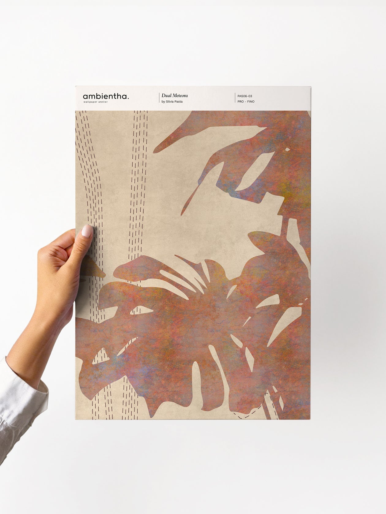 Campione della carta da parati Dual Meteora in stile tropicale, beige e mattone - Ambientha