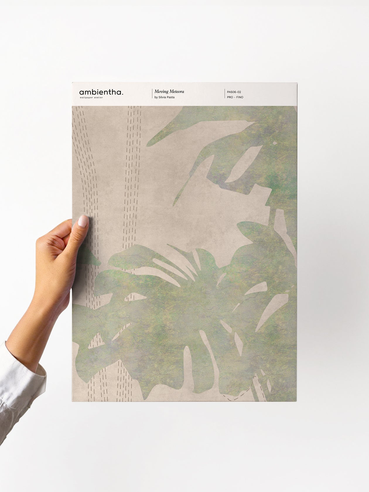 Campione della carta da parati Moving Meteora in stile tropicale elegante, beige e verde - Ambientha